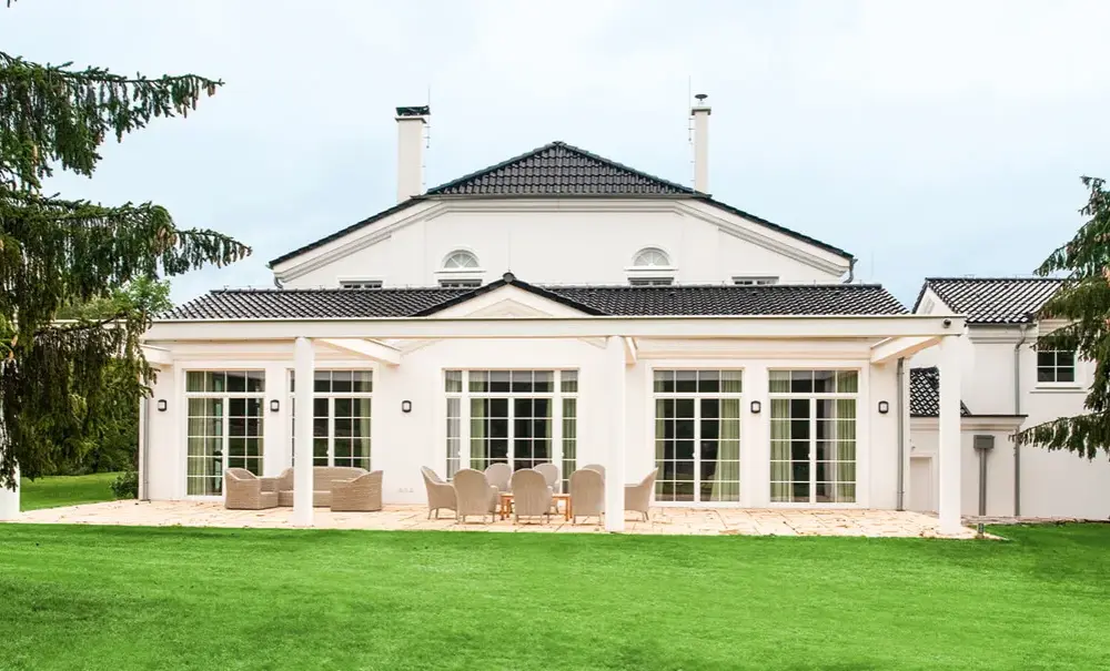 Dom z oknami ze szprosami: elegancja i styl w architekturze