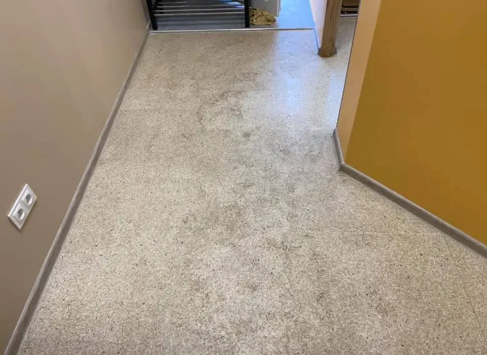 Jak bezpiecznie i skutecznie myć wykładzinę PCV bez uszkodzeń