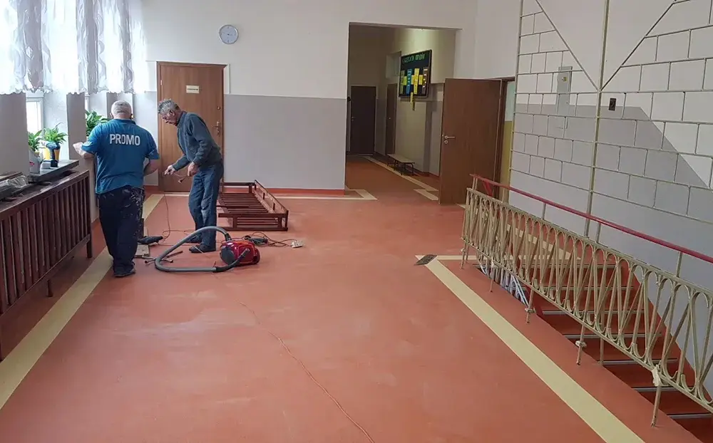 Czy wykładzinę PCV trzeba przyklejać? Fakty i mity o montażu