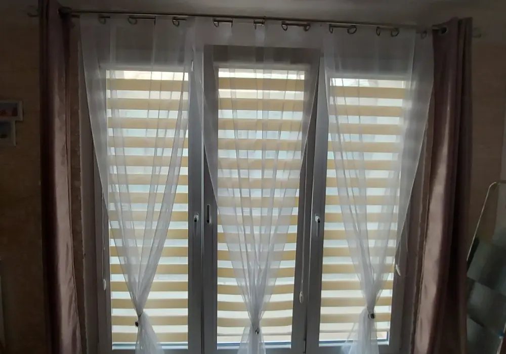 Rolety dzień noc z firankami czy bez? Poznaj sekrety idealnego wyboru!