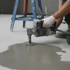 Skuteczne metody wypełniania ubytków w posadzce betonowej