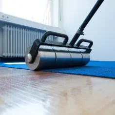 Jak bezpiecznie położyć wykładzinę na panele bez kosztownych wpadek