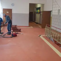 Czy wykładzinę PCV trzeba przyklejać? Fakty i mity o montażu