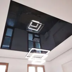 Czarny sufit napinany: elegancki i nowoczesny wystrój wnętrz