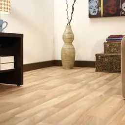 Co pod wykładzinę PCV? Unikaj błędów przed instalacją podłogi