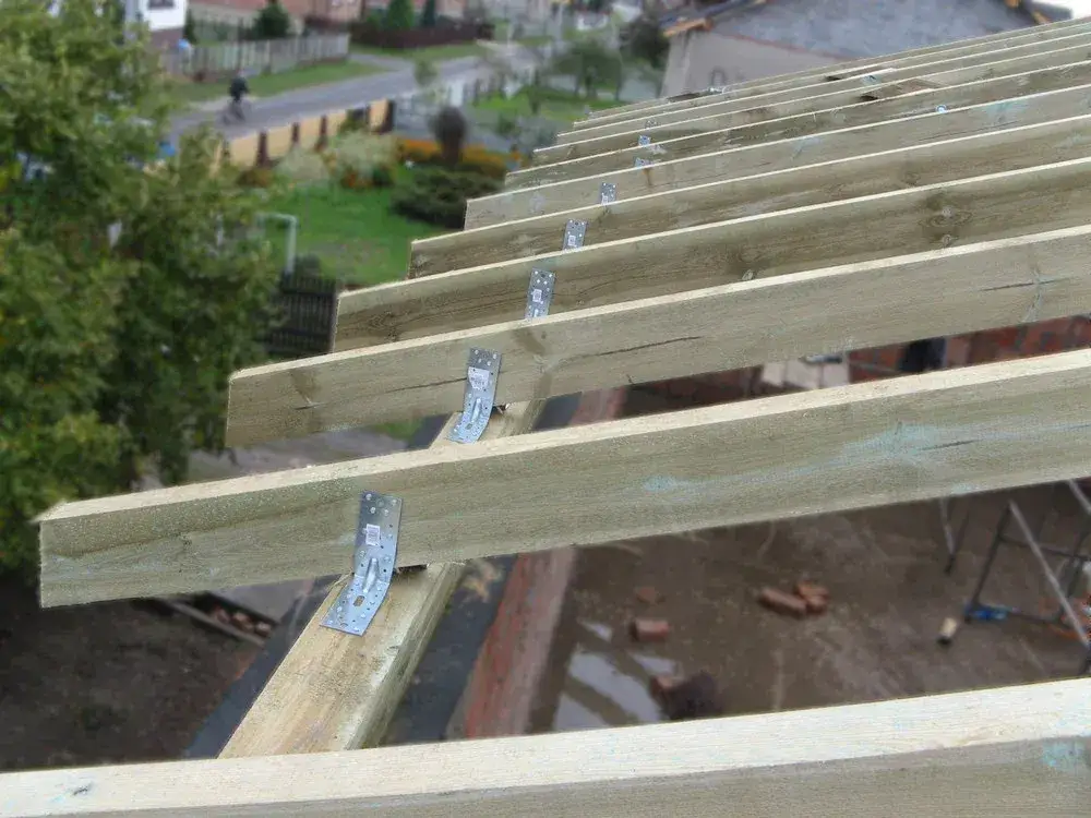Zdjęcie Łączniki do krokwi: rodzaje i zastosowanie w konstrukcji dachu