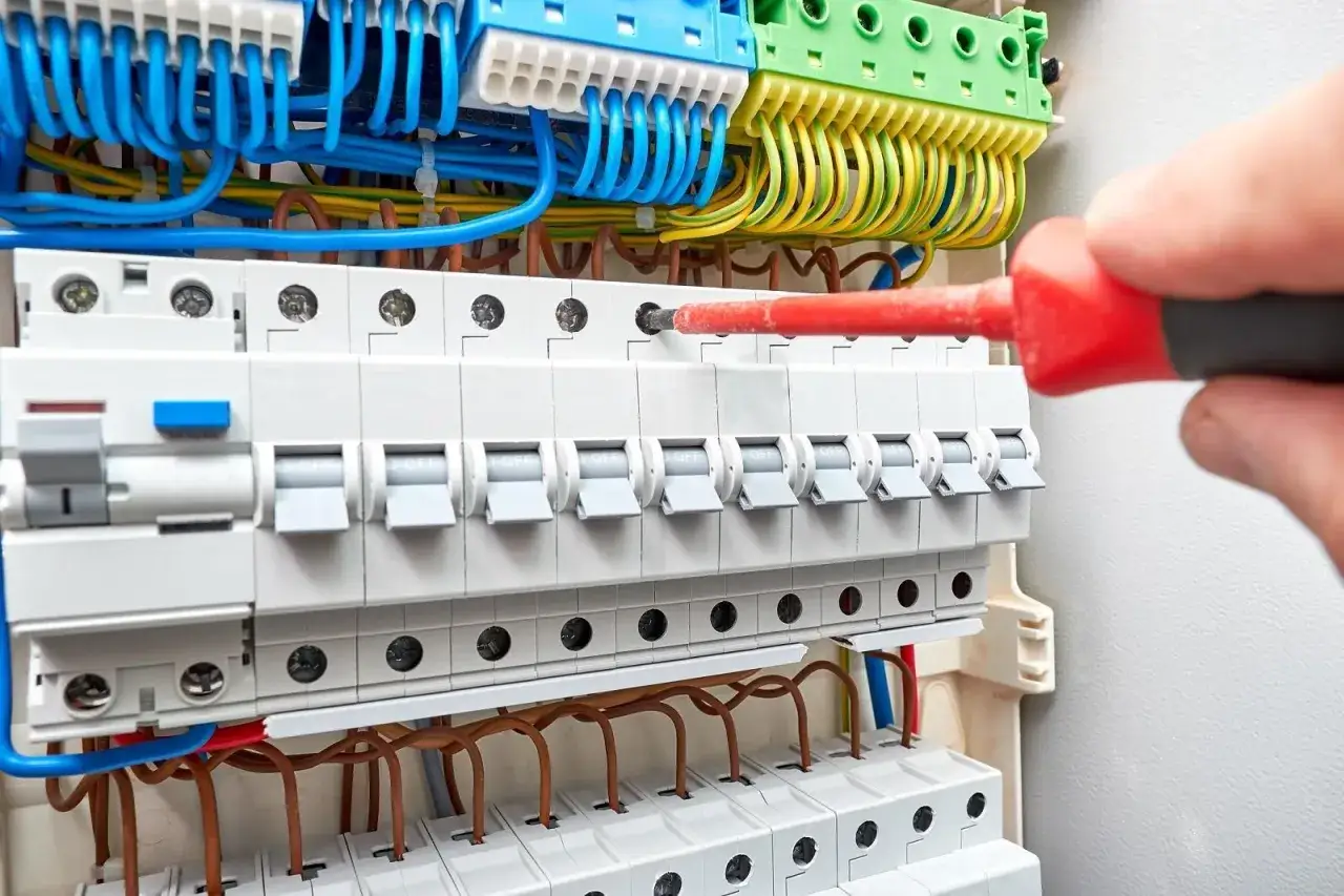 Zdjęcie Skrzynka do rozdzielacza: Jak wybrać idealną dla Twojej instalacji
