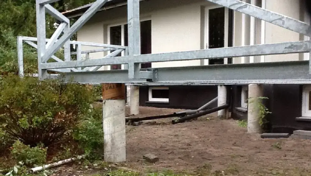Zdjęcie Jak zbudować trwały taras na filarach betonowych: Kompletny poradnik